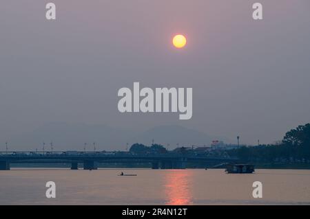 Le soleil se couche sur la rivière des parfums lors d'une soirée balmy à Hue, au Vietnam. Banque D'Images