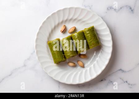 Pistache baklava. Saveurs traditionnelles du Moyen-Orient. Le nom local de Baklava est Fıstıklı Baklava ou fıstıklı dolama. Pistache bakla de style turc Banque D'Images