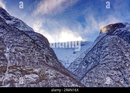 Croisière de Fjord de Flam à Gudvangen en Norvège - nuage de neige provenant d'une avalanche de montagne vue depuis Aurlandsfjord Banque D'Images