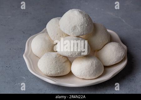 Fromage Kurut ( kes ) - fromage asiatique traditionnel à base de lait de brebis, de chèvre ou de vache. Yaourt sec local à Van, Turquie Banque D'Images