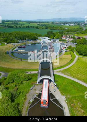 Vue aérienne depuis le drone de l'ascenseur rotatif de la roue de Falkirk sur Forth et Clyde et Union canaux à Falkirk, Écosse, Royaume-Uni Banque D'Images