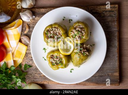 Délicieux plats traditionnels turcs ; poivrons farcis à la viande (nom turc ; alfli biber dolmasi) Banque D'Images