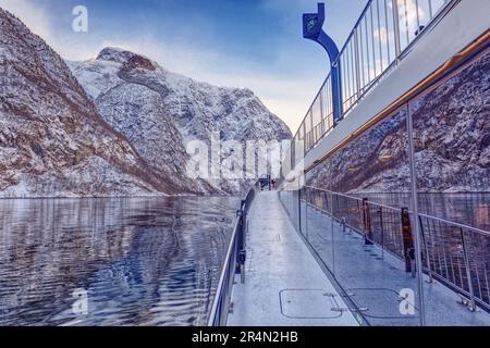 Croisière en ferry de Flam à Gudvangen en Norvège - Ferry sur Aurlandsfjord entouré de montagnes enneigées Banque D'Images