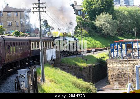 La célèbre locomotive à vapeur Flying Scotsman LNER Class A3 au départ de la gare de Keighley pendant son festival centenaire Banque D'Images