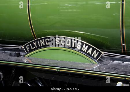 Plaque signalétique sur le côté de la locomotive à vapeur Flying Scotsman LNER de classe A3 Banque D'Images