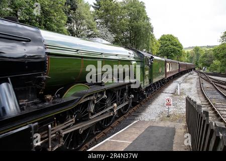 La locomotive à vapeur de classe A3 Flying Scotsman ARRIVE à la gare d'Oxenhope lors de son festival centenaire au Keighley & Worth Valley Railway Banque D'Images