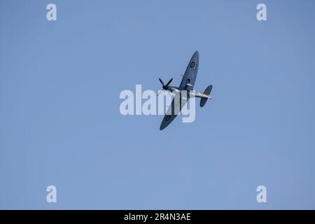 L'avion de chasse Spitfire WW2 Supermarine historique de la Royal Air Force survole le village de Golcar près de Huddersfield pendant les célébrations du mois de mai Banque D'Images