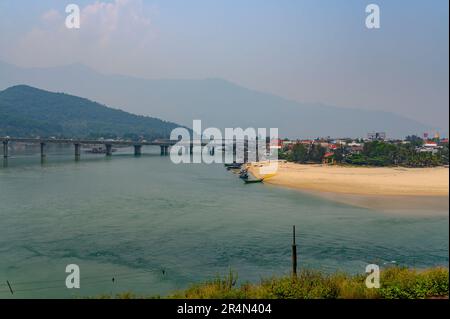 Vue sur le village de Lang Co, le lagon et le pont depuis le point de vue de la route nationale 1 sur Hai Van Pass, Vietnam. Banque D'Images