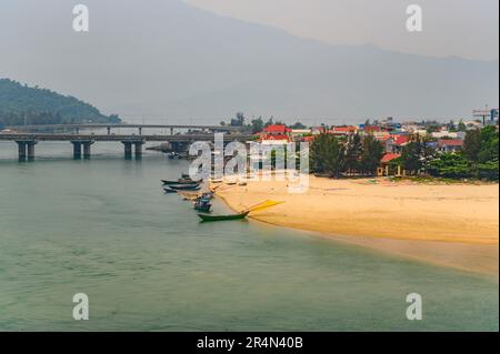 Vue sur le village de Lang Co, le lagon et le pont depuis le point de vue de la route nationale 1 sur Hai Van Pass, Vietnam. Banque D'Images