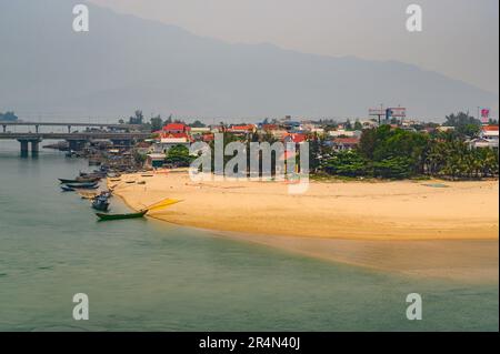 Vue sur le village de Lang Co, le lagon et le pont depuis le point de vue de la route nationale 1 sur Hai Van Pass, Vietnam. Banque D'Images