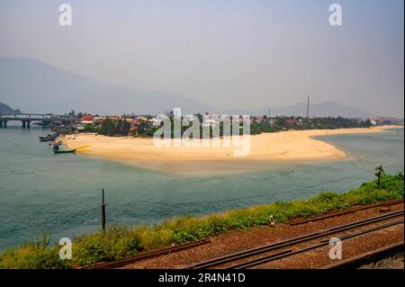 Vue sur le village de Lang Co, le lagon et le pont depuis le point de vue de la route nationale 1 sur Hai Van Pass, Vietnam. Banque D'Images