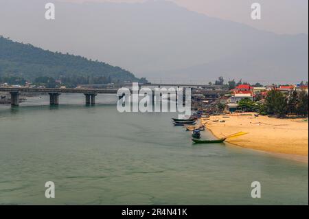 Vue sur le village de Lang Co, le lagon et le pont depuis le point de vue de la route nationale 1 sur Hai Van Pass, Vietnam. Banque D'Images