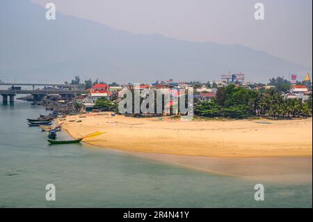 Vue sur le village de Lang Co, le lagon et le pont depuis le point de vue de la route nationale 1 sur Hai Van Pass, Vietnam. Banque D'Images