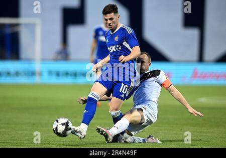 Zagreb. 28th mai 2023. Martin Baturina (L) de Dinamo Zagreb et Filip Mrzljak de Gorica se disputent le ballon lors du match HNL rond 36 entre GNK Dinamo Zagreb et HNK Gorica à Zagreb, en Croatie, sur 28 mai 2023. Credit: Sanjin Strukic/PIXSELL via Xinhua/Alay Live News Banque D'Images