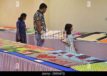 25 551 cœurs de bouilling réalisés par Siddhartha Saha, un artiste de papier bouillant exposé lors d'une exposition de Quilling Art Il tente officiellement de remporter le record du monde Guinness pour la « plus grande exposition de Quilling Hearts » à l'académie de Lalitkala à Agartala. Tripura, Inde. Banque D'Images