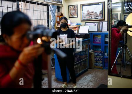 29 mai 2023, Katmandou, Népal: Maiya Shrestha, une femme de 70 ans, Capture la photo d'un client au format passeport dans Memory Concern à New Road, Népal, lundi, 29 mai 2023. Elle a appris des compétences en informatique et en imprimante à l'âge de 54 ans. Auparavant, j'ai travaillé comme assistant bancaire à la banque Rastariya Banijya. Après la naissance de notre fils, mon mari m'a suggéré de me joindre à lui dans son magasin de photographie. Depuis, je travaille dans ce domaine. Dans le passé, nous avions beaucoup de clients, en particulier pendant des festivals comme Dashain. Cependant, nous avons dû envoyer les photos à Bangkok pour le développement à cette époque. Plus tard, les laboratoires Banque D'Images