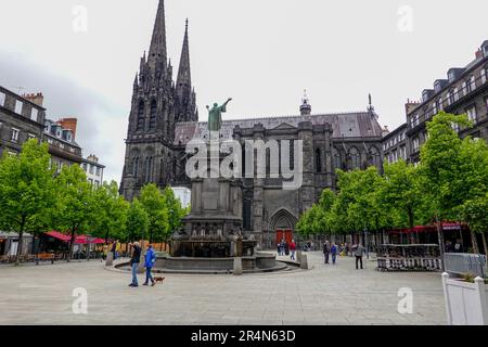 Vue sur la place de la victoire en direction de la cathédrale notre-Dame de l'Assomption, 12th siècle, bâtiment en pierre de lave noire, Clermont-Ferrand, France. Banque D'Images