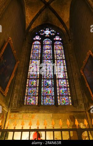 Intérieur, Cathédrale notre-Dame de l'Assomption, 12th siècle, bâtiment en pierre de lave noire, Clermont-Ferrand, France. Banque D'Images