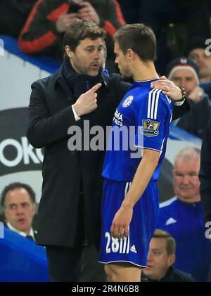 Photo du dossier datée du 02-05-2016, Mauricio Pochettino, gestionnaire de Tottenham Hotspur (à gauche), parle avec Cesar Azpilicueta de Chelsea. Mauricio Pochettino a été nommé entraîneur-chef de Chelsea pour un contrat de deux ans, ont annoncé le club. Date de publication : lundi 29 mai 2023. Banque D'Images