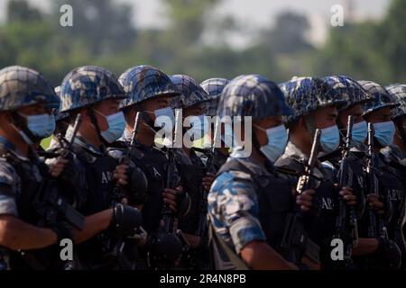 Katmandou, Népal. 29th mai 2023. Des policiers participent à un défilé lors de la célébration de la Journée de la République à Katmandou, au Népal, au 29 mai 2023. Credit: Sulav Shrestha/Xinhua/Alamy Live News Banque D'Images