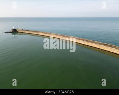 Vue aérienne du brise-lames et du phare de Newhaven sur la côte est du Sussex Banque D'Images