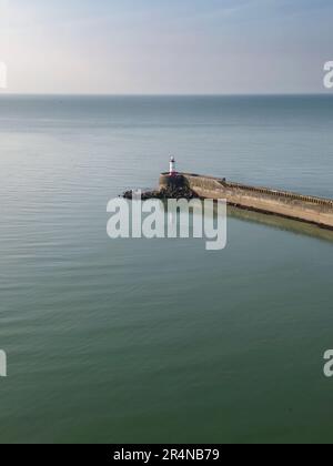 Vue aérienne du brise-lames et du phare de Newhaven sur la côte est du Sussex Banque D'Images