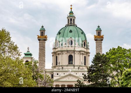 Dôme de l'église baroque Karlskirche sur la place Karlsplatz à Vienne, Autriche, le 3 mai 2023 Banque D'Images