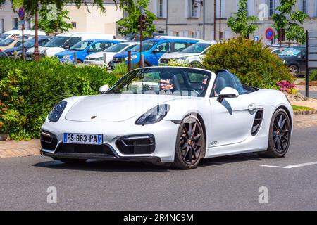 Blanc Porsche 911 GTS Cabriolet en voiture à travers les Loches, Indre-et-Loire (37), France. Banque D'Images