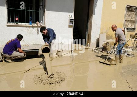 Europe, Italie, Émilie-Romagne, Faenza (Ravenne), 22 mai, 2023 : volontaires au travail pour libérer les maisons et les rues touchées par les inondations et M. Banque D'Images