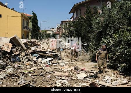 Europe, Italie, Émilie-Romagne, Faenza (Ravenne), 22 mai, 2023 : volontaires au travail pour libérer les maisons et les rues touchées par les inondations et M. Banque D'Images