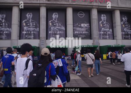 Les fans de Yokohama F. Marinos entrent au stade Nissan à Yokohama, au Japon Banque D'Images