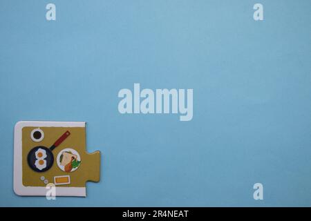 Casse-têtes d'images placés sur le bord de l'arrière-plan bleu. Table de petit déjeuner. Banque D'Images