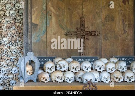 Le cimetière de Saint-Hilaire à Marville remonte à l'époque mérovingienne et possède toujours un ossuaire, une bourse, en France Banque D'Images