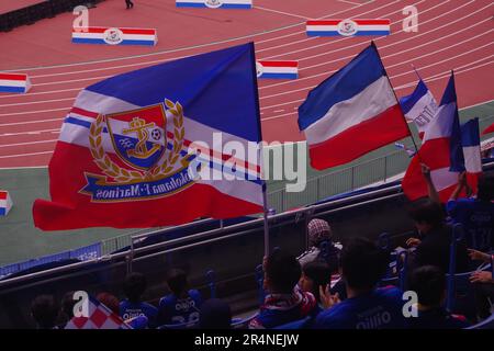 Drapeaux volant au match de football de Yokohama F. Marinos Banque D'Images