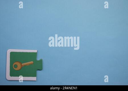 Casse-têtes d'images placés sur le bord d'un fond bleu. Clé. Banque D'Images