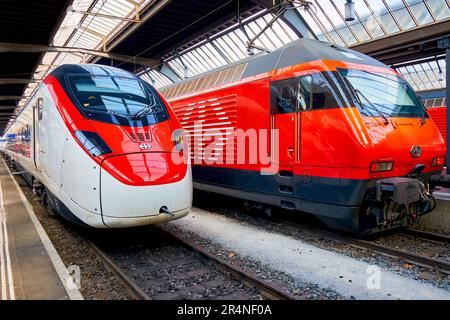 ZURICH, SUISSE - 3 AVRIL 2022 : deux trains sur la gare Hauptbahnhof de Zurich, sur 3 avril à Zurich, en Suisse Banque D'Images