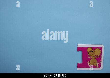 Casse-têtes d'images placés sur le bord d'un fond bleu. Souris Banque D'Images