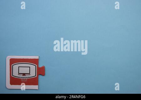 Casse-têtes d'images placés sur le bord de l'arrière-plan bleu. Panier de basket-ball. Banque D'Images