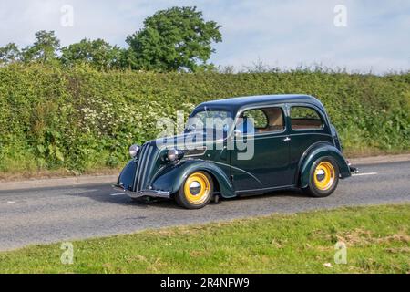 1959 50s années cinquante Green British Ford Popular Pétrol Hot Rod 4950 cc avec des roues jaunes; au Capesthorne Hall Cheshire Classic Show, 2023 Banque D'Images