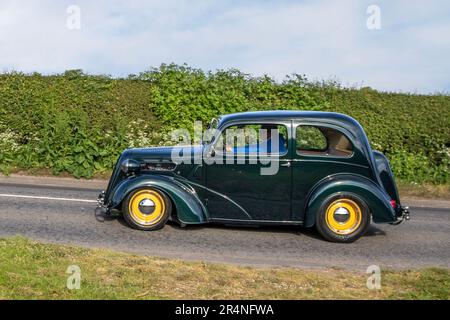 1959 50s années cinquante Green British Ford Popular Pétrol Hot Rod 4950 cc avec des roues jaunes; au Capesthorne Hall Cheshire Classic Show, 2023 Banque D'Images