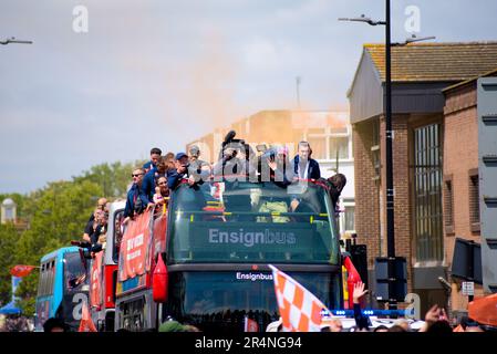 Luton, Royaume-Uni. 29th mai 2023. Des milliers de fans de football envahissent les rues de Luton pour célébrer la remarquable promotion de leur équipe à la Premier League. Les joueurs ont participé à un défilé de victoire avec leur trophée, à partir d'un bus à toit ouvert, avant de rejoindre les fans pour une célébration du centre-ville. Luton Town a gagné la promotion à Wembley le samedi 27 juin 2023. Crédit : Kingsley Davis/Alay Live News Banque D'Images