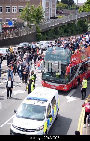 Luton, Royaume-Uni. 29th mai 2023. Des milliers de fans de football envahissent les rues de Luton pour célébrer la remarquable promotion de leur équipe à la Premier League. Les joueurs ont participé à un défilé de victoire avec leur trophée, à partir d'un bus à toit ouvert, avant de rejoindre les fans pour une célébration du centre-ville. Luton Town a gagné la promotion à Wembley le samedi 27 juin 2023. Crédit : Kingsley Davis/Alay Live News Banque D'Images