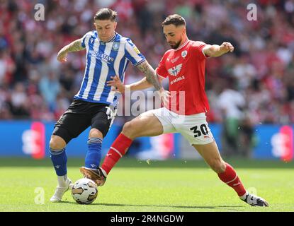 Londres, Royaume-Uni. 29th mai 2023. Josh Windass de Sheffield mercredi affronté par Adam Phillips de Barnsley lors du match Sky Bet League 1 au stade Wembley, Londres. Le crédit photo devrait se lire: David Klein/Sportimage crédit: Sportimage Ltd/Alay Live News Banque D'Images