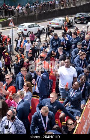 Luton, Royaume-Uni. 29th mai 2023. Des milliers de fans de football envahissent les rues de Luton pour célébrer la remarquable promotion de leur équipe à la Premier League. Les joueurs ont participé à un défilé de victoire avec leur trophée, à partir d'un bus à toit ouvert, avant de rejoindre les fans pour une célébration du centre-ville. Luton Town a gagné la promotion à Wembley le samedi 27 juin 2023. Crédit : Kingsley Davis/Alay Live News Banque D'Images