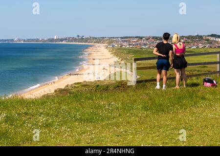 Hengistbury Head, Mudeford Spit, Christchurch, Dorset Royaume-Uni. 29th mai 2023. Temps au Royaume-Uni : chaud et ensoleillé à Hengistbury Head, les visiteurs affluent dans la région pour profiter au maximum du soleil le lundi de vacances de Spring Bank. Un jeune couple prend des photos sur le sommet de la falaise, avec la vue imprenable sur la côte au soleil. Crédit : Carolyn Jenkins/Alay Live News Banque D'Images