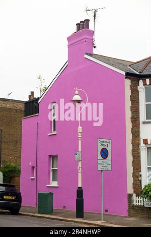 Pignon fin, rendu et peint violet / rose / lilas avec peinture brillante. West London, Royaume-Uni. (134) Banque D'Images