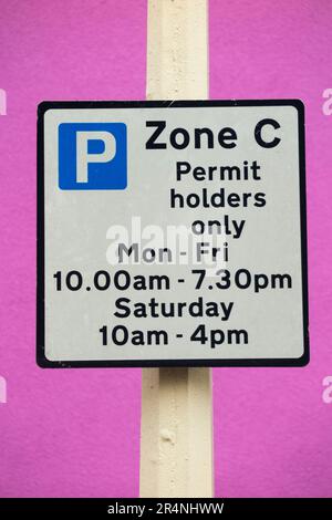 Affiche décrivant les restrictions dans une baie de stationnement pour les résidents, les titulaires de permis de la zone C seulement à certains moments de la semaine et le samedi. Ouest de Londres. ROYAUME-UNI.(134) Banque D'Images