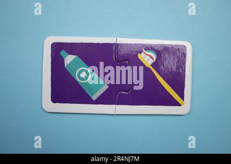Des puzzles d'information, photographiés d'en haut, placés sur un fond bleu. Dentifrice et une brosse à dents. Banque D'Images