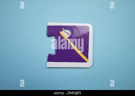 Des puzzles d'information, photographiés d'en haut, placés sur un fond bleu. Une brosse à dents. Banque D'Images