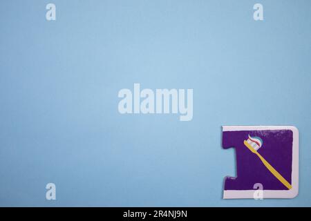 Des puzzles d'information, photographiés d'en haut, placés sur le bord de l'arrière-plan bleu. Une brosse à dents. Banque D'Images